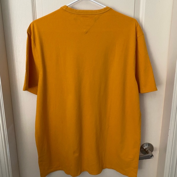 (NWT) TOMMY HILFIGER Graphic Design T-Shirt - Picture 3 of 4